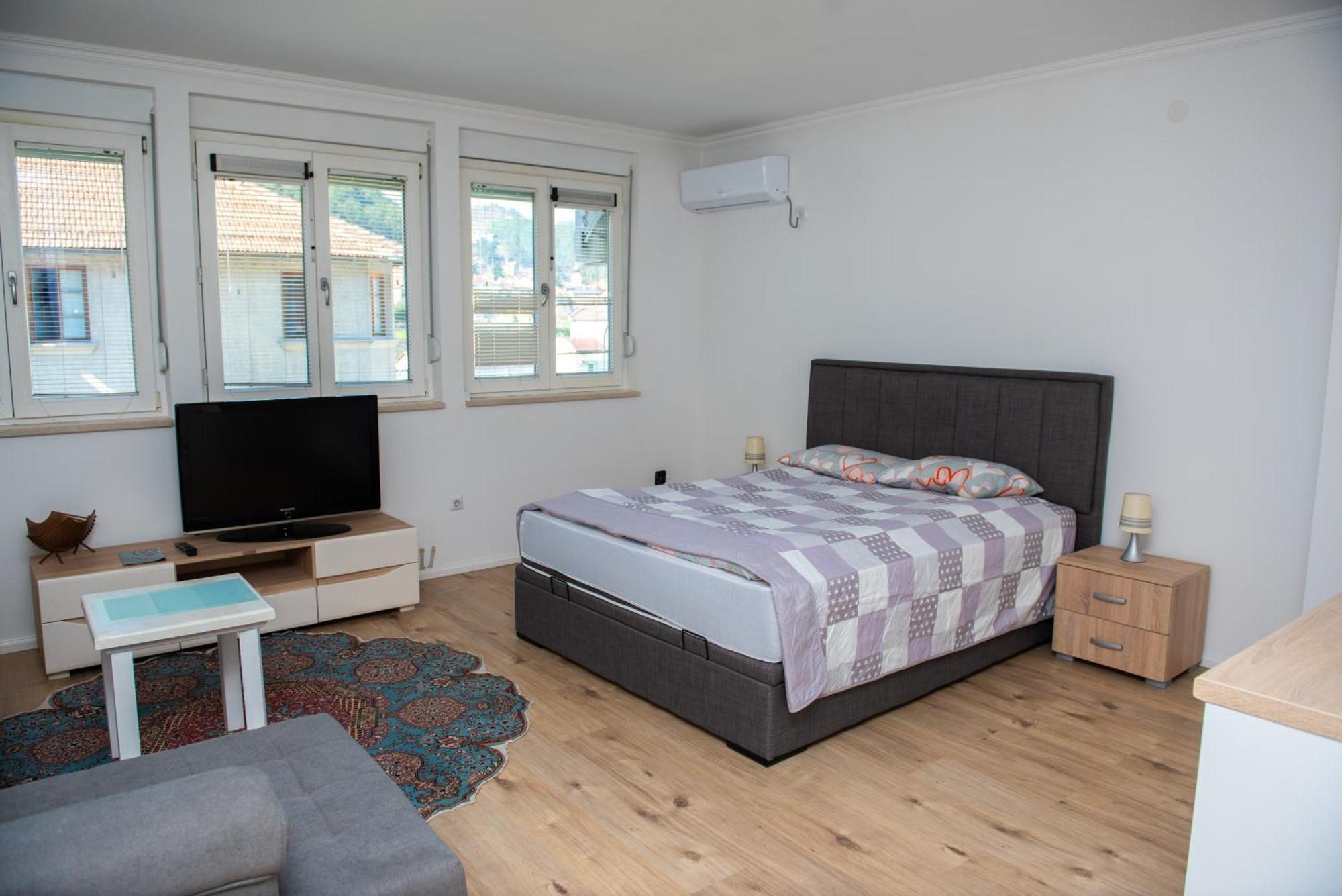 Central Apartment Конич Екстериор снимка